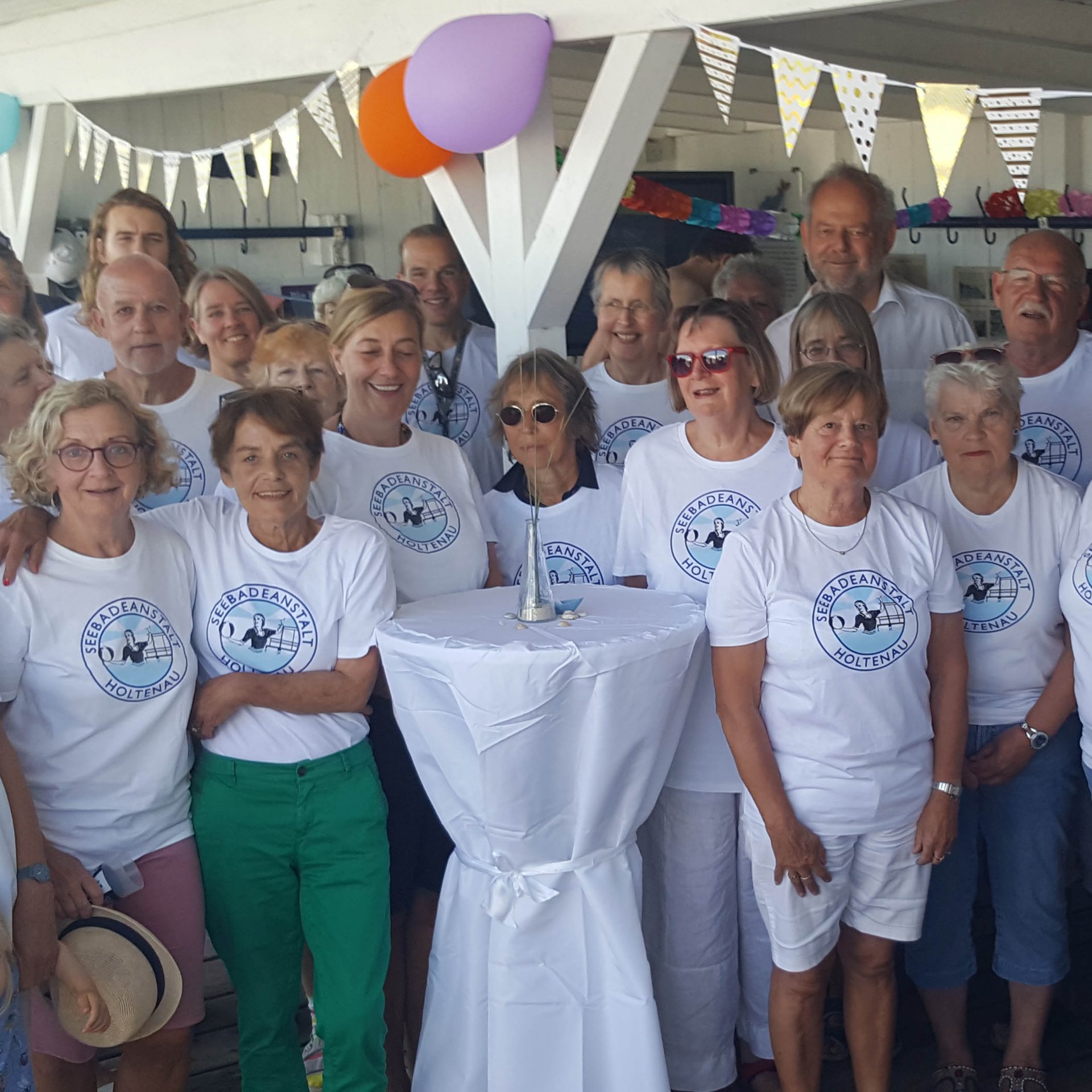 Freundeskreis beim Sommerfest Freundeskreis beim Sommerfest